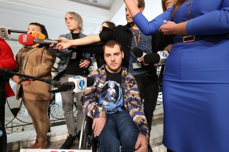 Osoby z niepełnosprawnością opuszczają Sejm