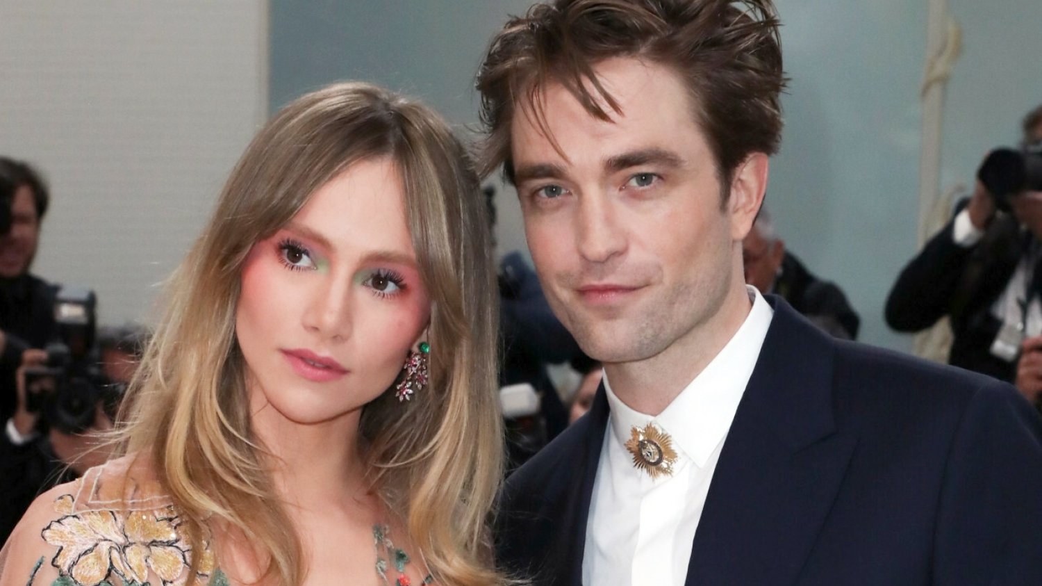 Suki Waterhouse i Robert Pattinson zostaną rodzicami. Suki Waterhouse i Robert Pattinson zostaną rodzicami.