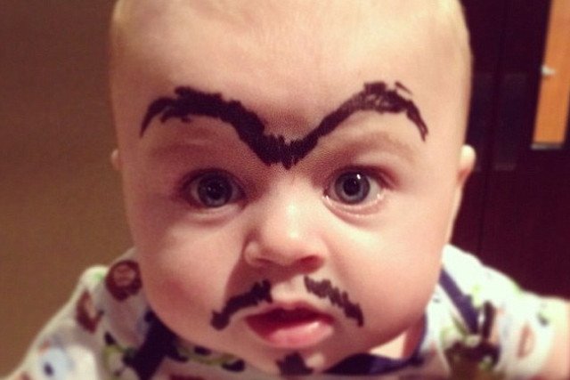 Na portalach społecznościowych coraz częściej pojawiają się zdjęcia dzieci z domalowanymi brwiami