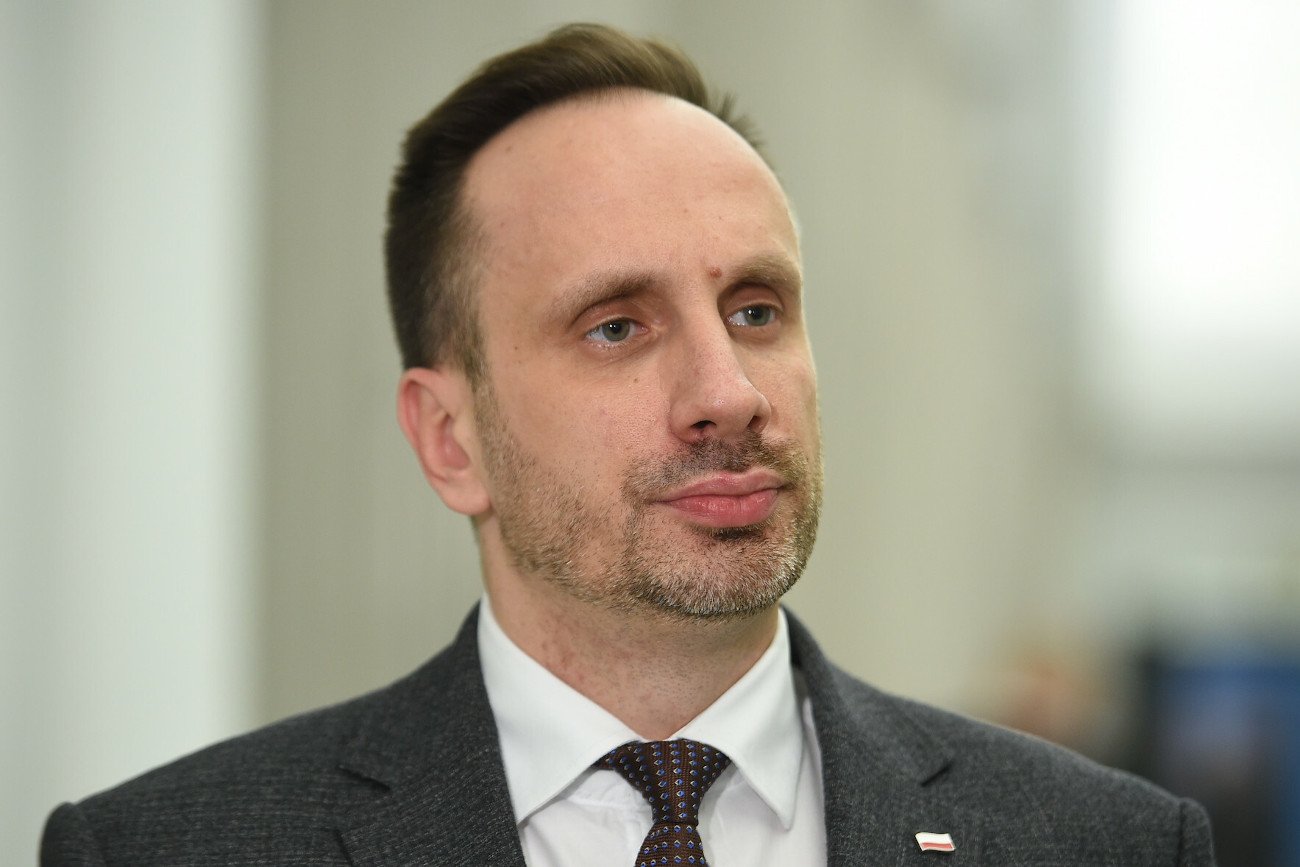 Poseł Solidarnej Polski Janusz Kowalski skomentował wprowadzenie obowiązku szczepień przeciw COVID-19 dla niektórych grup zawodowych w Polsce.