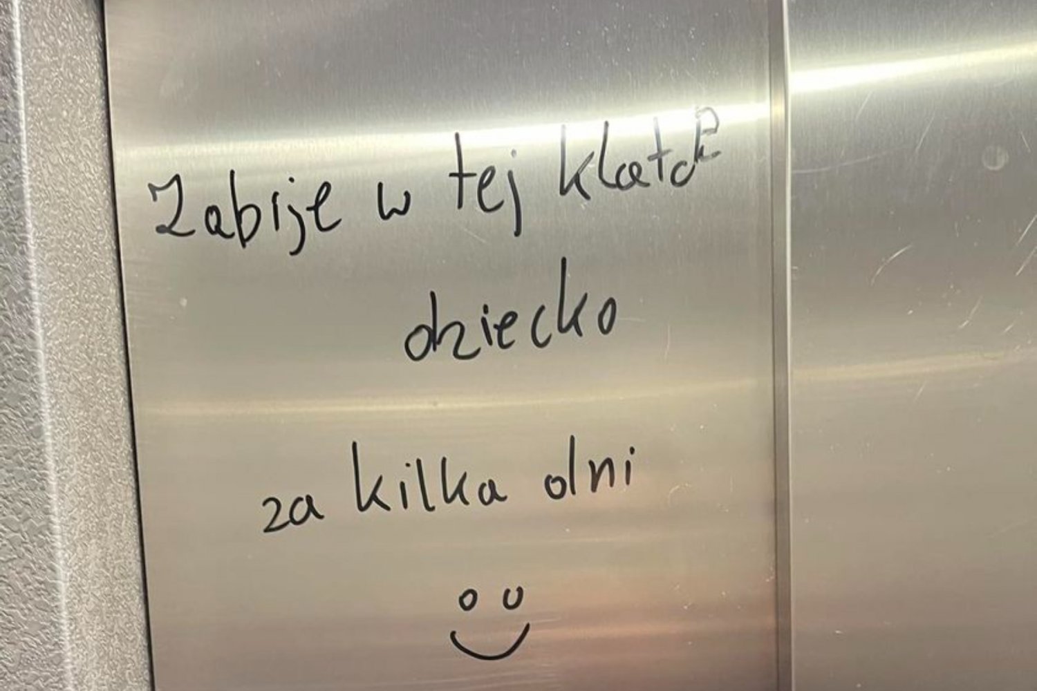 Groźby na drzwiach windy w Katowicach