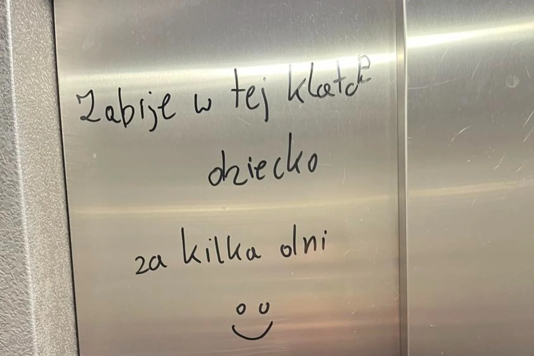 Groźby na drzwiach windy w Katowicach