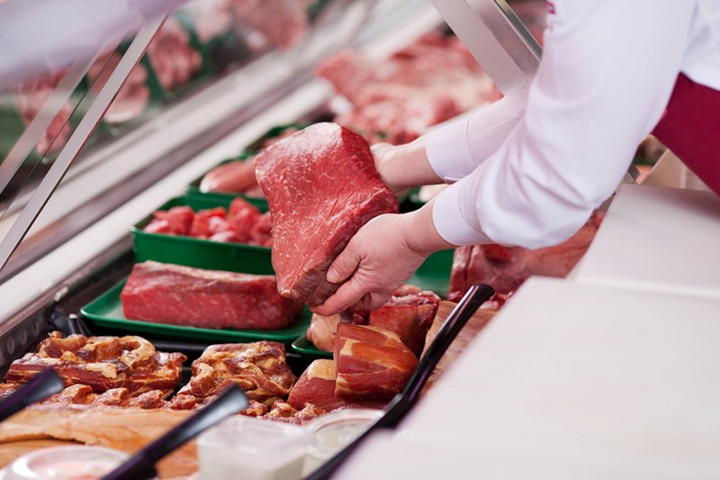 Zwracajmy uwagę sprzedawcom, nie przyjmujmy niehigienicznie podanej żywności