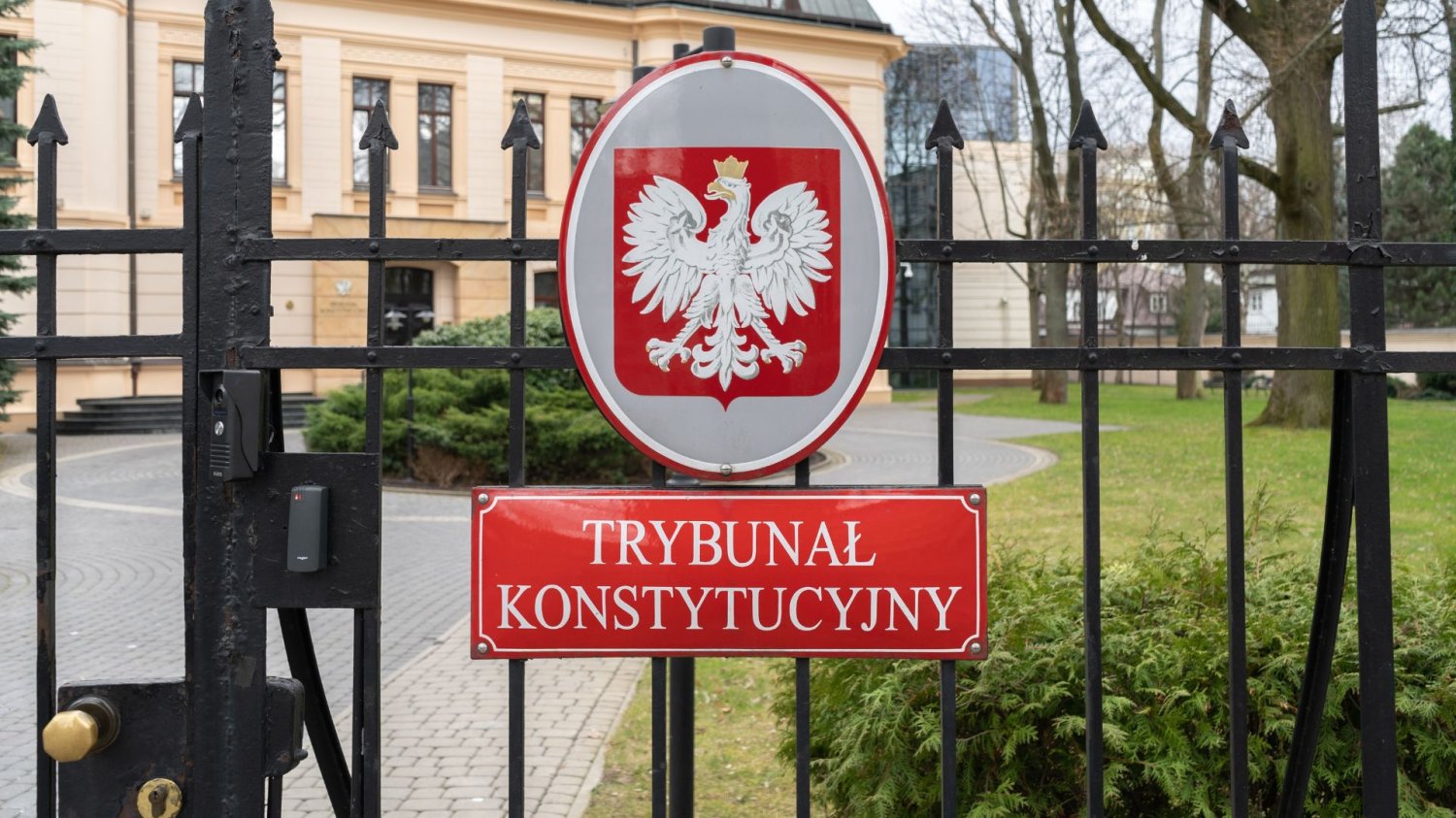 Nowi sędziowie TK bez kandydatów PiS. Za chwilę zacznie się kolejna burza Wejście do siedziby Trybunału Konstytucyjnego