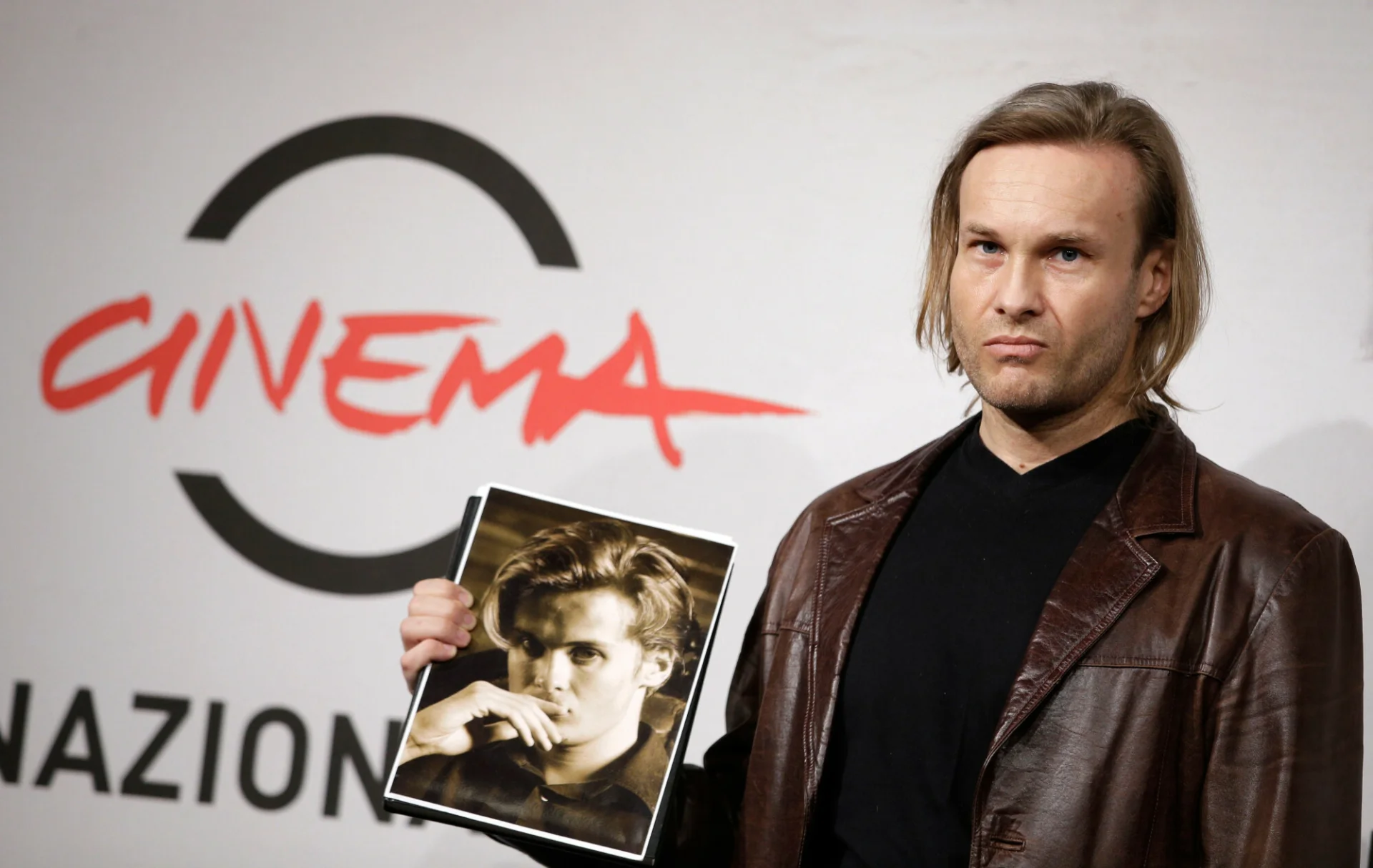 synowie Józefa Skolimowskiego: Michał Skolimowski, Józef Skolimowski Michał Skolimowski ze zdjęciem Józefa Skolimowskiego