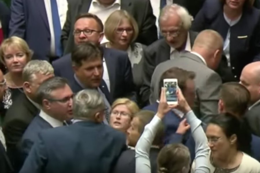 Poseł Józef Leśniak z Prawa i Sprawiedliwości został popchnięty przez parlamentarzystę PO.