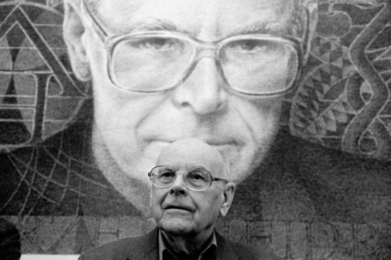 Grafik stworzył też orła na paszportach.