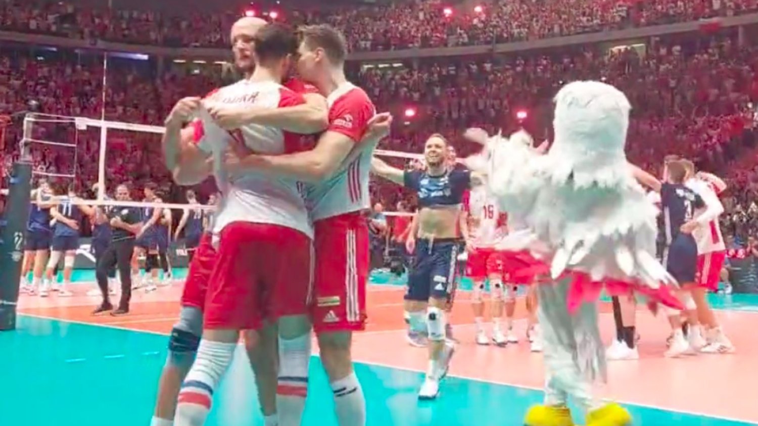 Kurek ruszył do bohatera meczu i niemal zdarł z niego koszulkę. To co zrobił, przeszło do historii