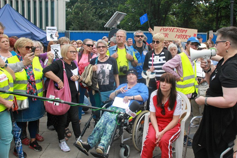 Straż Obywatelska brała udział w  manifestacji wspierającej SuperMatki przed Sejmem 26 maja