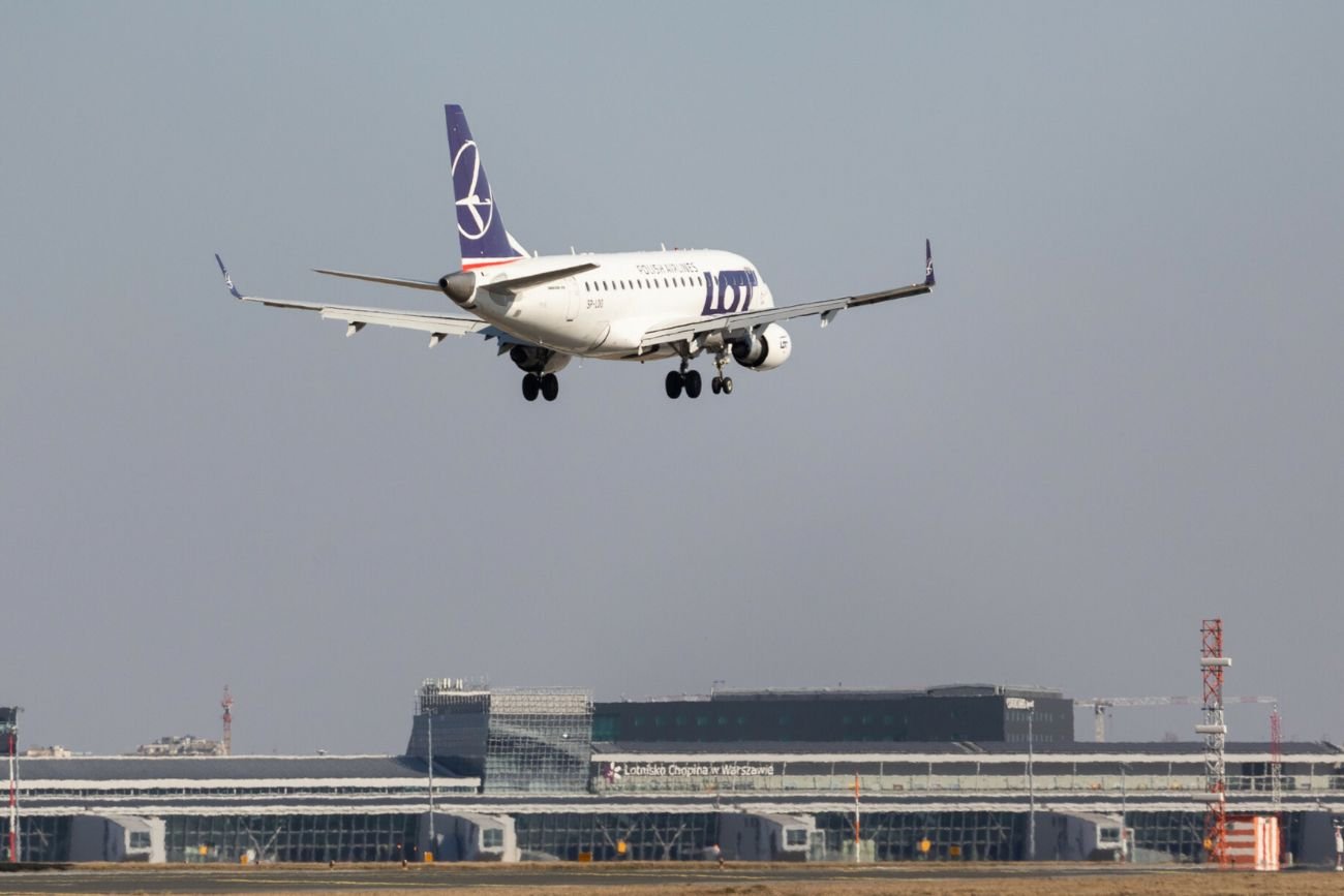 Samolot nad lotniskiem.