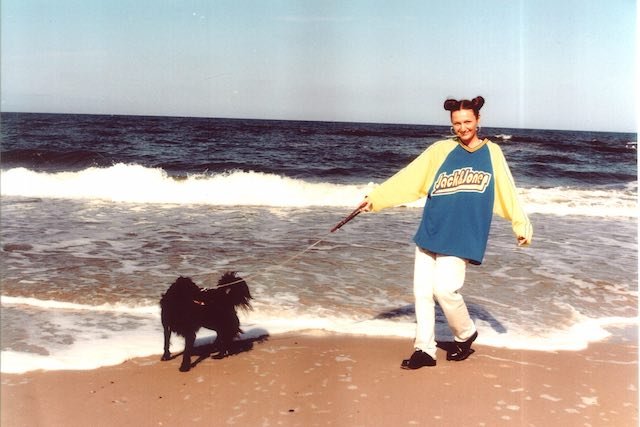 Reni Jusis 20 lat temu na plaży w Mielnie.