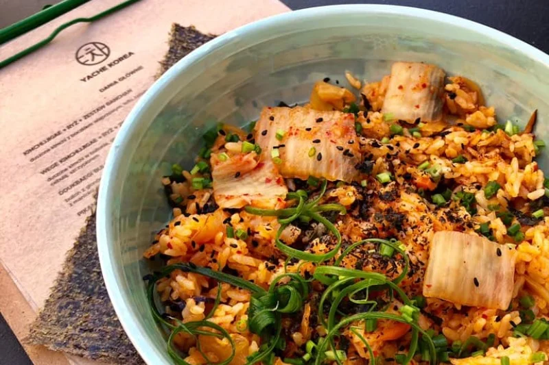 Ryż smażony z kimchi w restauracji Yache Korea w Warszawie