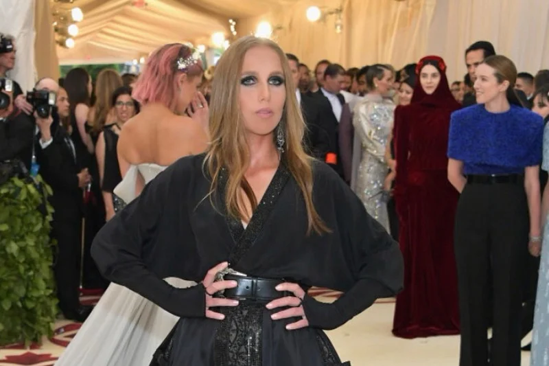 Allegra Versace nie potrafi uporać się z brutalną przeszłością