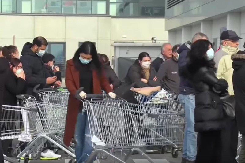 Koronawirus atakuje w północnej części Włoch, głównie w Lombardii. Włosi robią zapasy w sklepach.