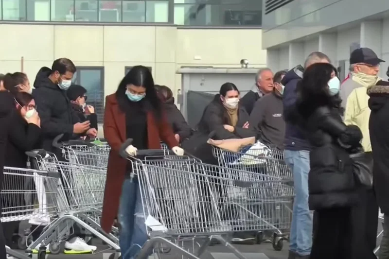 Koronawirus atakuje w północnej części Włoch, głównie w Lombardii. Włosi robią zapasy w sklepach.