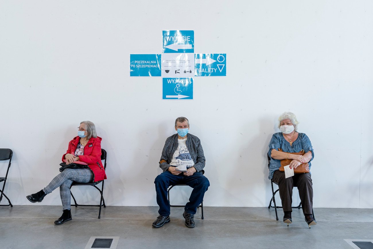 Według nieoficjalnych informacji Rada Medyczna zaproponowała premierowi objęcie obowiązkiem szczepień całej służby zdrowia, części urzędników oraz pracowników gastronomii.