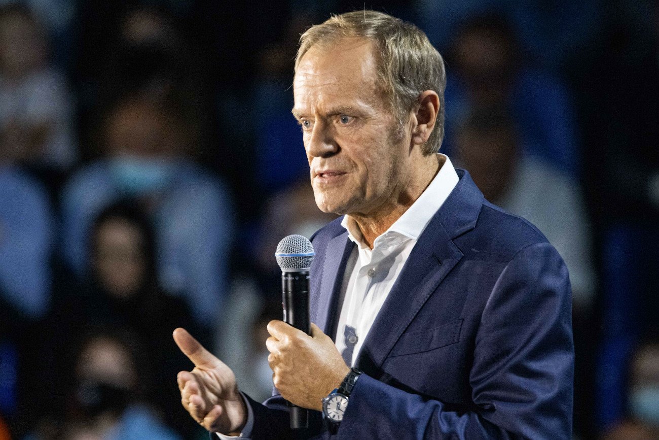 Donald Tusk ocenił na Twitterze, że przedłużanie stanu wyjątkowego było "marzeniem Kaczyńskiego od zawsze".