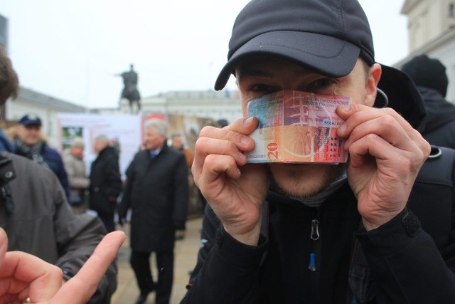 Protest osób z kredytem we frankach szwajcarskich. Wkrótce ich prawnicy przejdą do czynów.