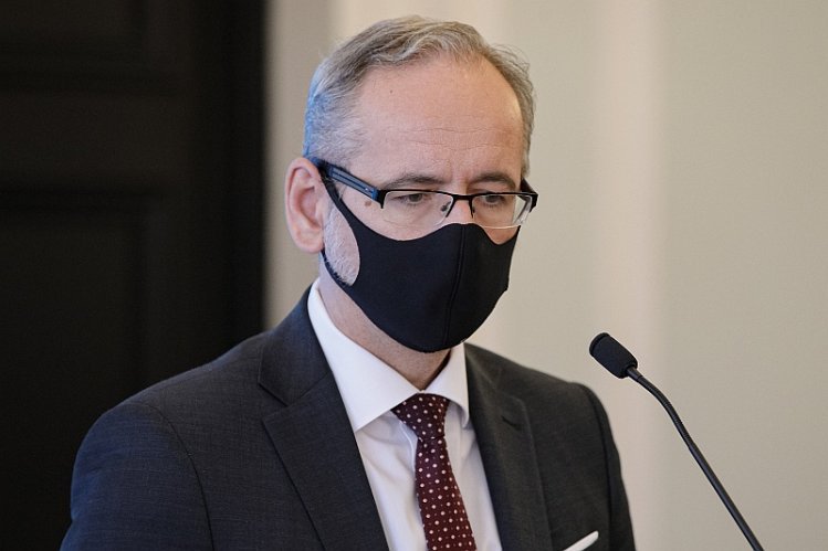 Działania szefa resortu zdrowia Adama Niedzielskiego oceniło negatywnie 41,3 proc. biorących udział w badaniu.