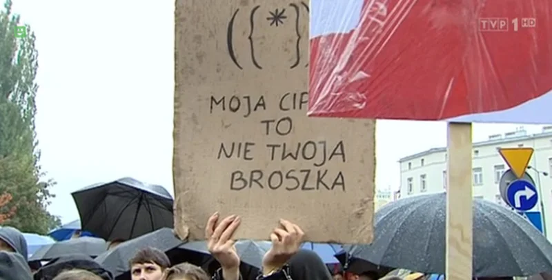 To jedno z haseł Czarnego Protestu wychwycone przez kamerę Wiadomości TVP