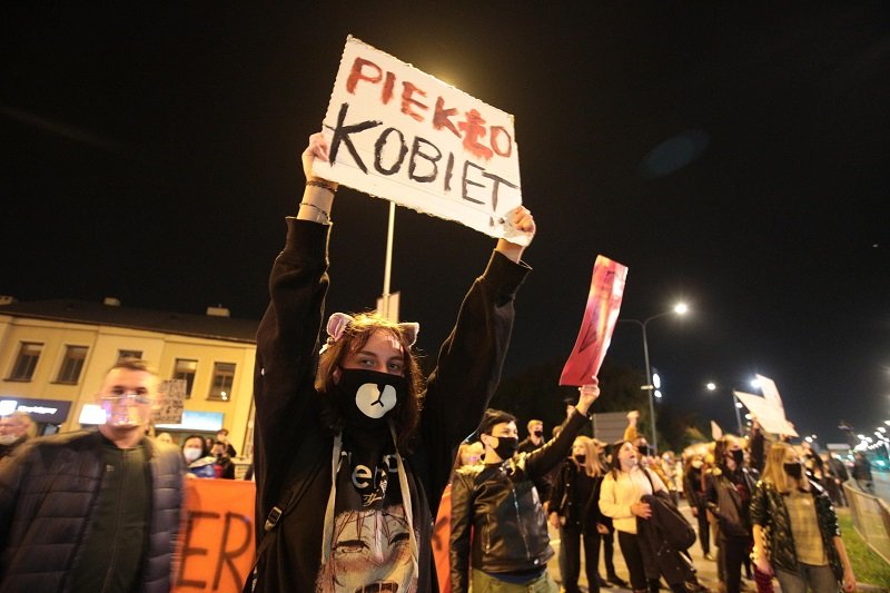 Polacy protestowali w wielu mniejszych miastach. Na zdjęciu demonstracja w Kielcach.