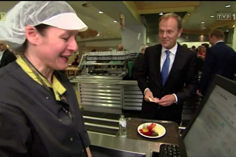 Donald Tusk w Brukseli je w pracowniczej stołówce.