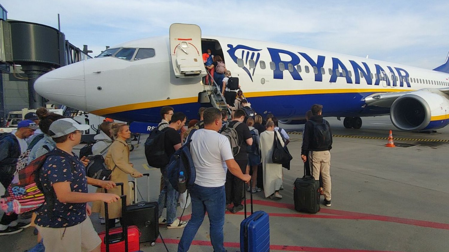 Ryanair zadrwił z pasażerów. Tak próbują oszukiwać na bagażu podręcznym