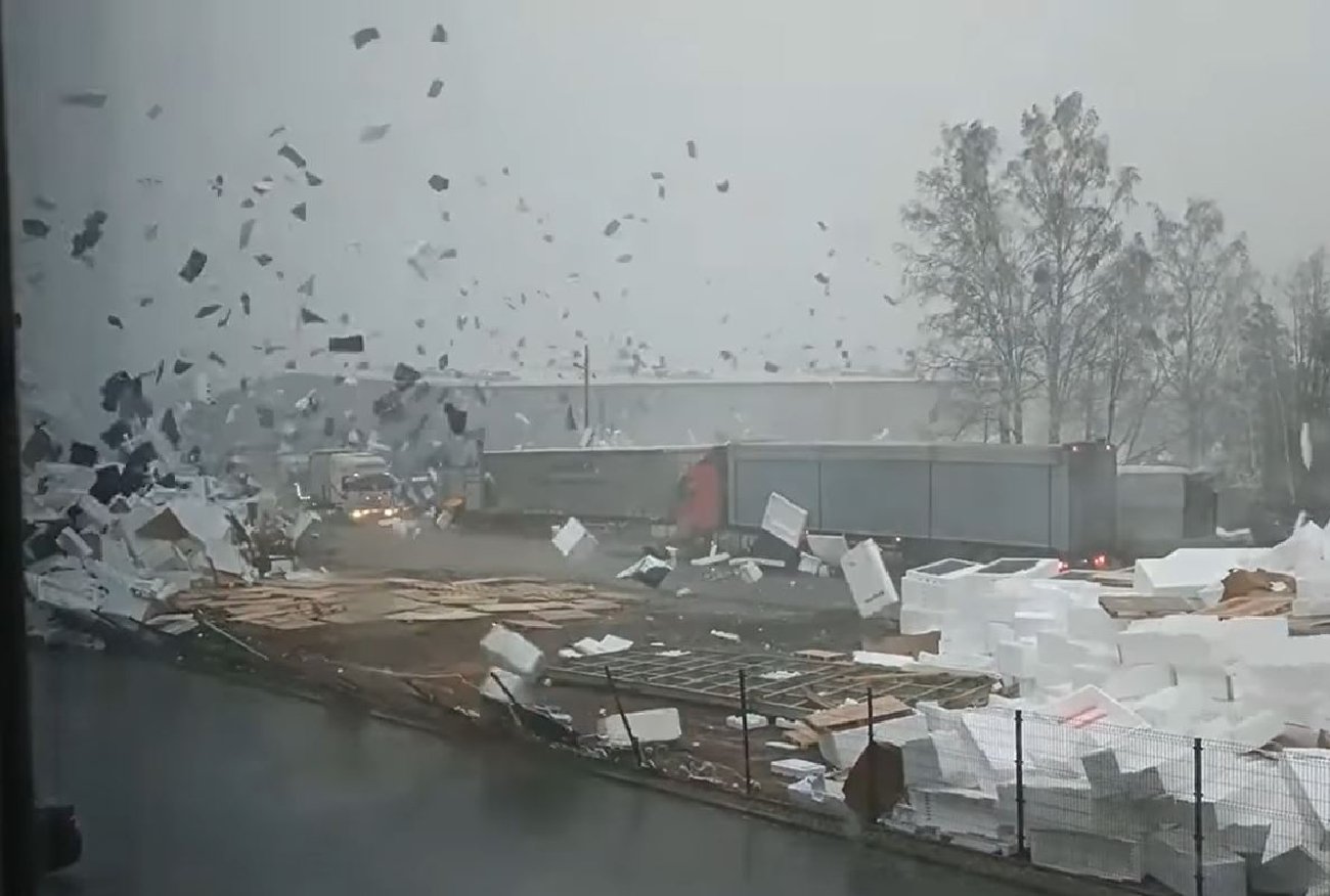 Mława. Burza śnieżna zmiotła składowisko styropianu