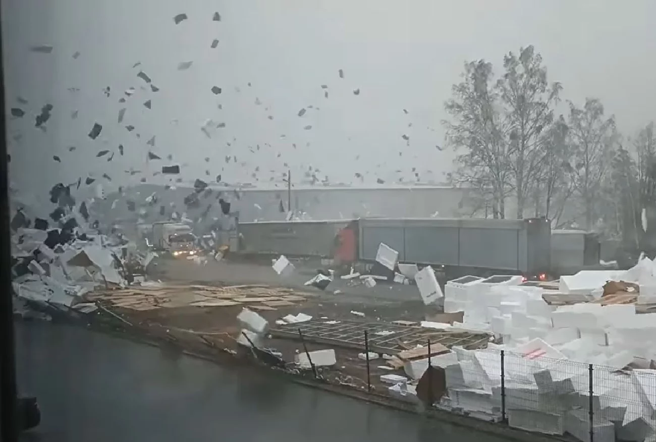 Mława. Burza śnieżna zmiotła składowisko styropianu