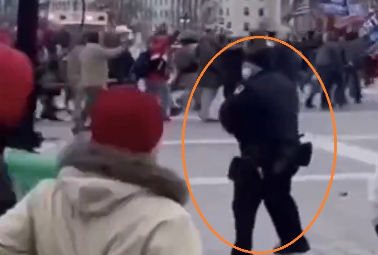 Policjant mógł zachęcać protestujących do ataku na Kapitol.