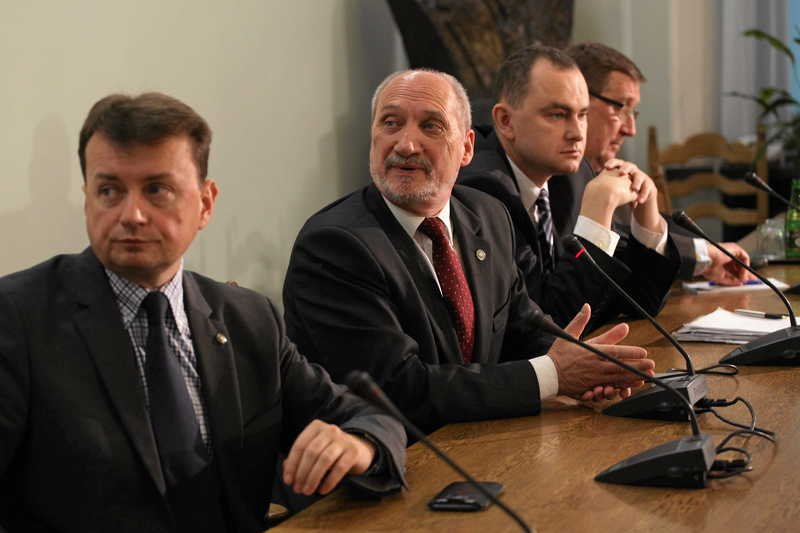 Antoni Macierewicz przesunął smoleńską debatę z ekspertami Macieja Laska, by nie zaszkodzić kampanii referendalnej.