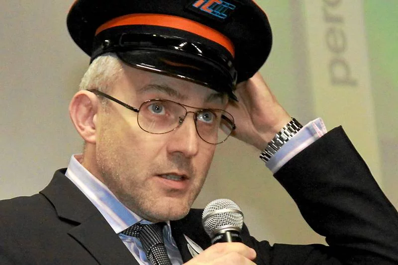 Hubert Urbański podczas aukcji pamiątek z dworca centralnego w Warszawie