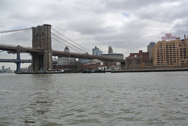 Tutaj ujęcie z rejsu "wodną taksówką", które wypływają z Dolnego Manhattanu. Na zdjęciu Brooklyn Bridge łączący Brooklyn z Manhattanem.