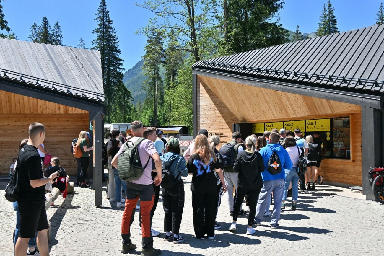 Kolejka przed wejściem na szlak w Tatrach. To od lat nie ma sensu
