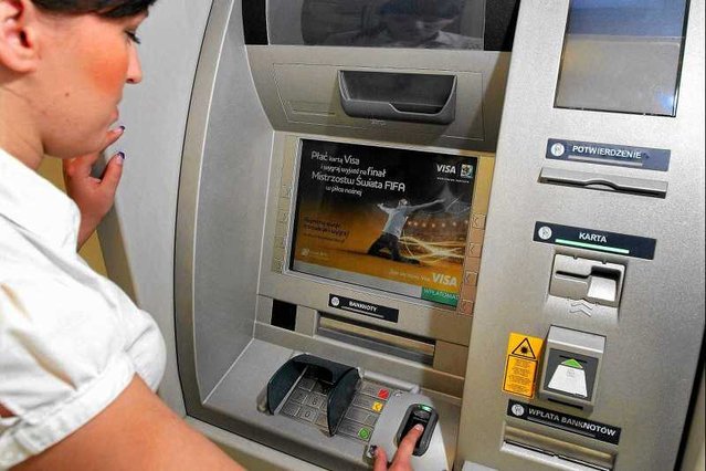 Wypłacasz za darmo? To sobie poczekaj i obejrzyj reklamy.