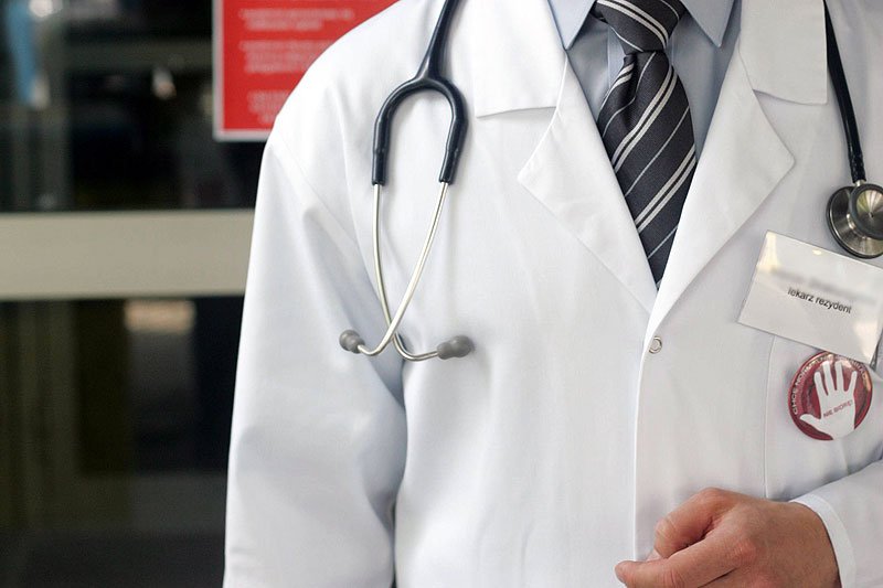 Lekarze rezydenci skarżą się na warunki w jakich muszą pracować w polskich szpitalach.