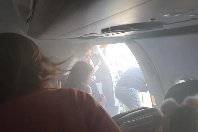Kłęby dymu pojawiły się na pokładzie samolotu linii British Airways.