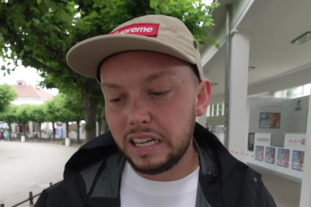 Książulo testuje jedzenie nad Bałtykiem.