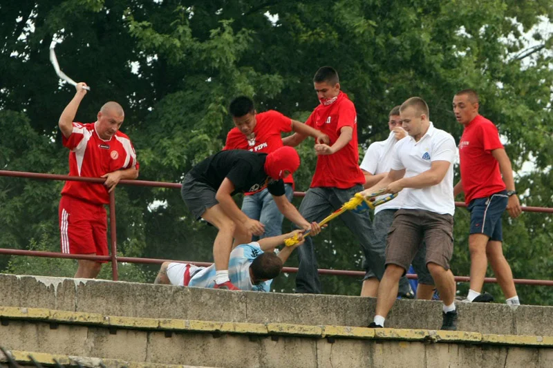 Gdy młodzi kibole przejmują się rywalizacją klubowych barw, ich liderzy robią przestępcze biznesy nie przejmując się "kosami".
