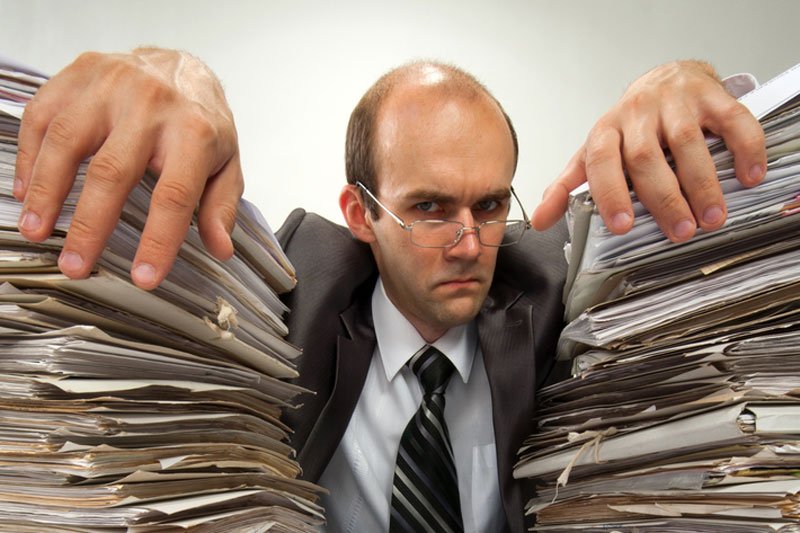 Nadmierna biurokracja wciąż blokuje rozwój Polski. Komisja Europejska twierdzi, że polscy urzędnicy spisują się poniżej unijnej średniej.