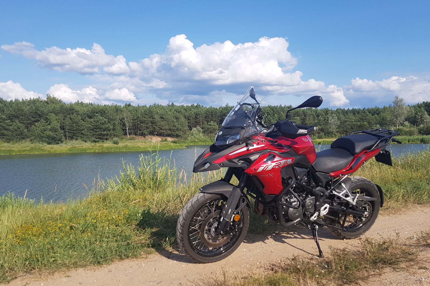 TRK502X to motocykl uniwersalny, który nie boi się zjechania z asfaltu.