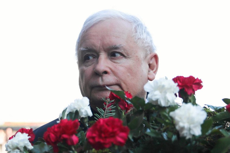 Jarosław Kaczyński na Wawelu. Prezes PiS odwiedził grób swego brata.