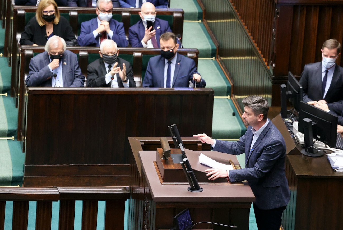 Poseł Krzysztof Śmiszek (Lewica) pyta co zrobił rząd PiS, by pozyskać pieniądze na uchodźców wojennych z Ukrainy od Unii Europejskiej.