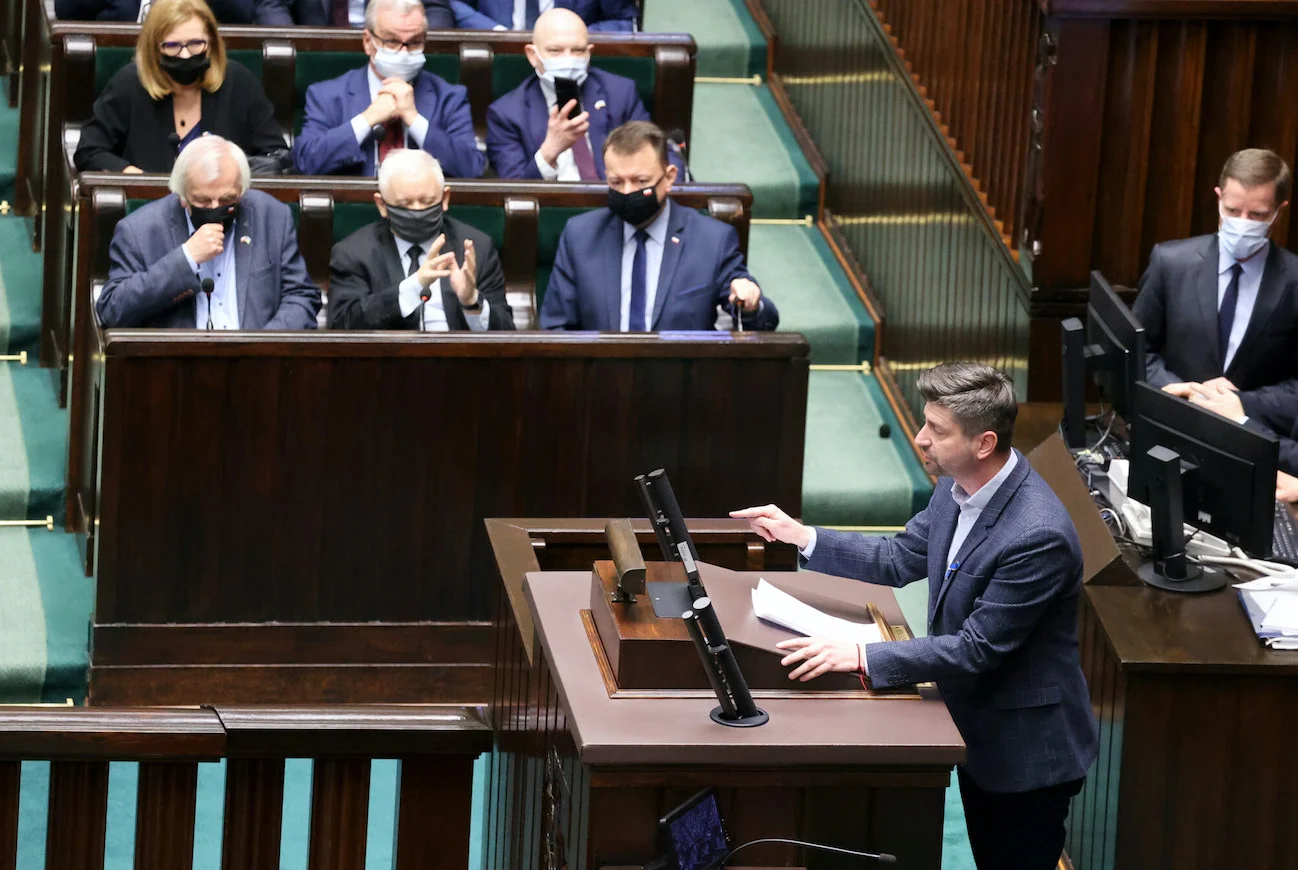 Poseł Krzysztof Śmiszek (Lewica) pyta co zrobił rząd PiS, by pozyskać pieniądze na uchodźców wojennych z Ukrainy od Unii Europejskiej. Poseł Krzysztof Śmiszek (Lewica) pyta co zrobił rząd PiS, by pozyskać pieniądze na uchodźców wojennych z Ukrainy od Unii Europejskiej.