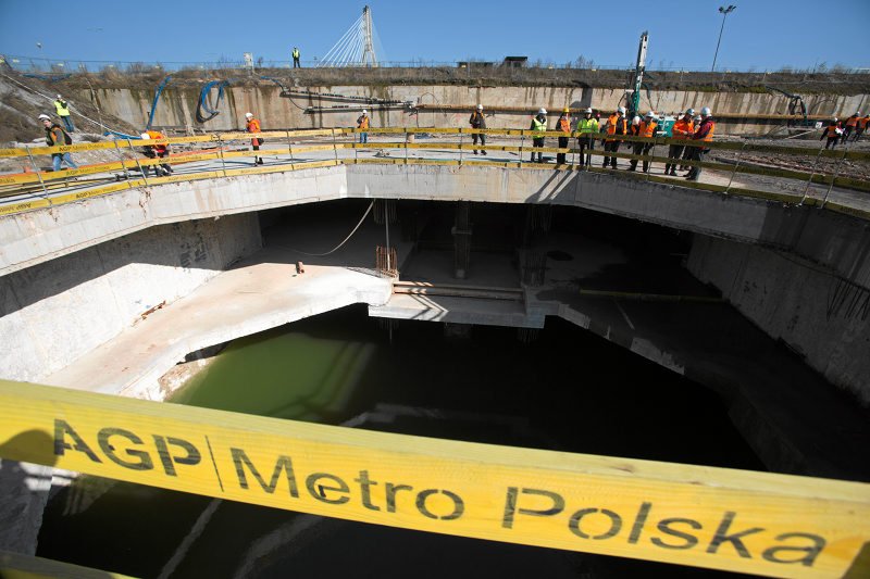 Ochroniarz pilnuje zalanej stacji metra Powiśle