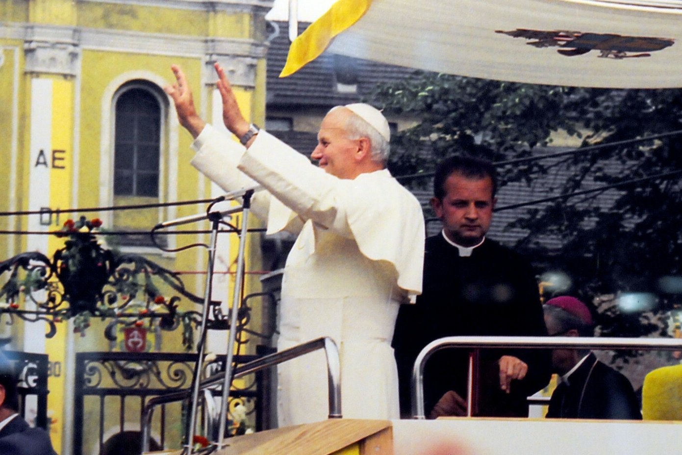 Polacy nadal dobrze oceniają Jana Pawła II.