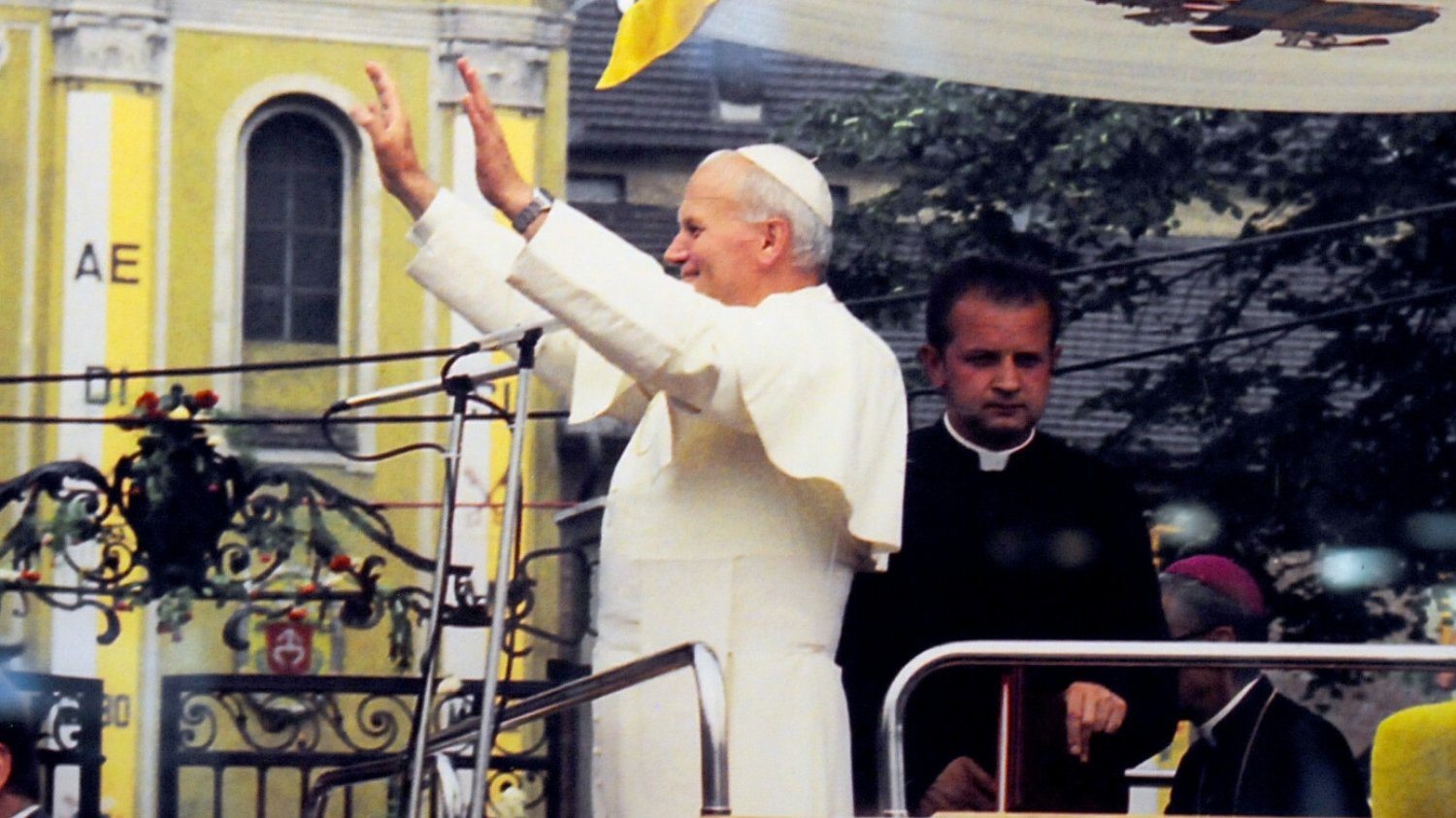 Polacy nadal dobrze oceniają Jana Pawła II.