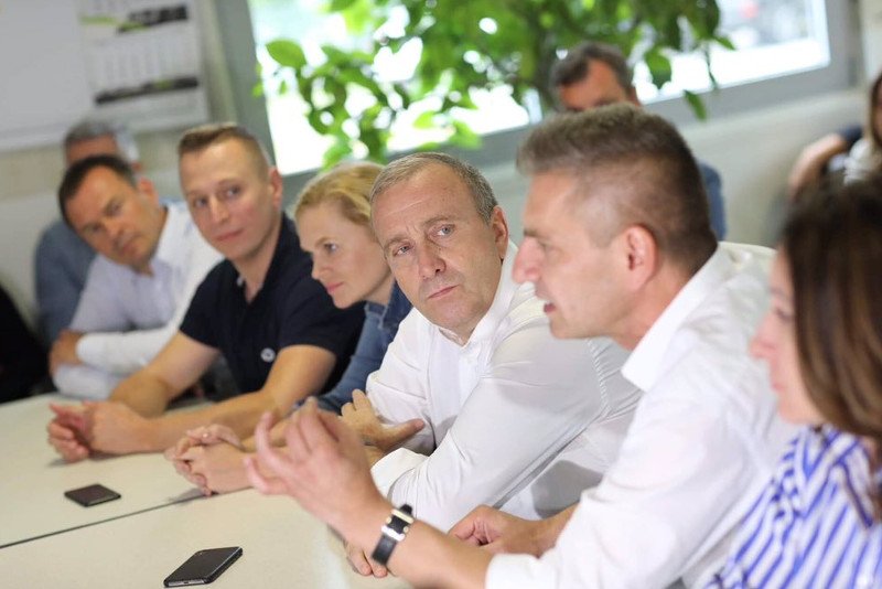 Grzegorz Schetyna w PIeczarkarni na spotkaniu z wyborcami? To pierwszy efekt pracy nowych sztabowców PO.