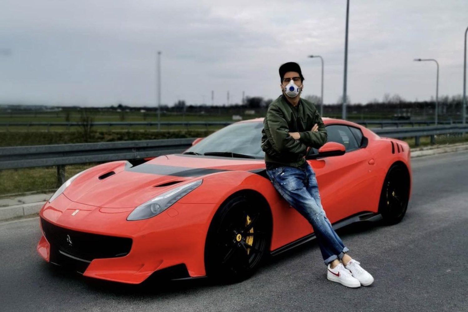 Kuba Wojewódzki wrzucił zdjęcie ferrari na Instagrama. Prędkość wynosi 250 km/godz.
