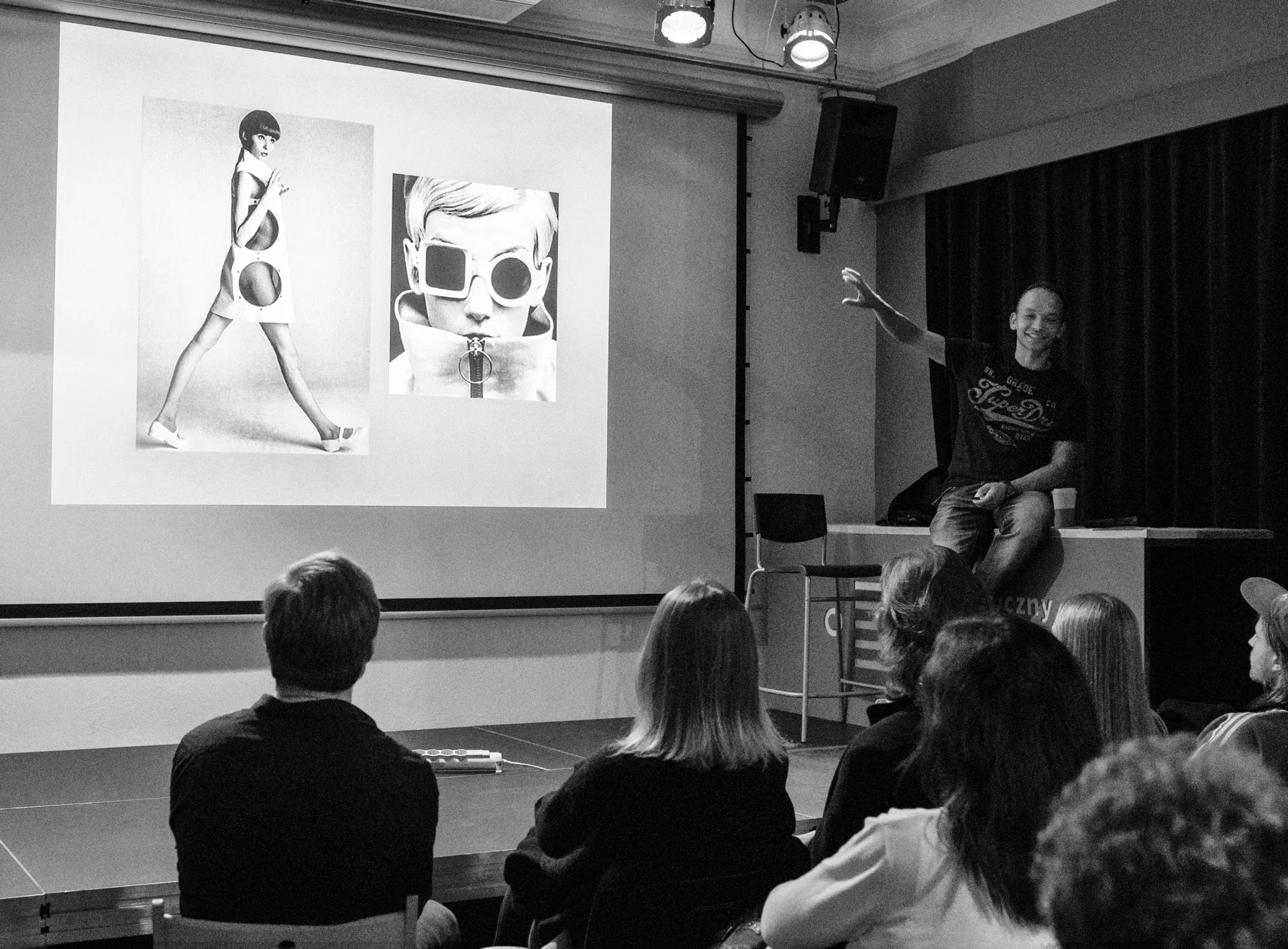 Tomek Drzewiński podczas prowadzenia spotkania "ABC fotografii mody"